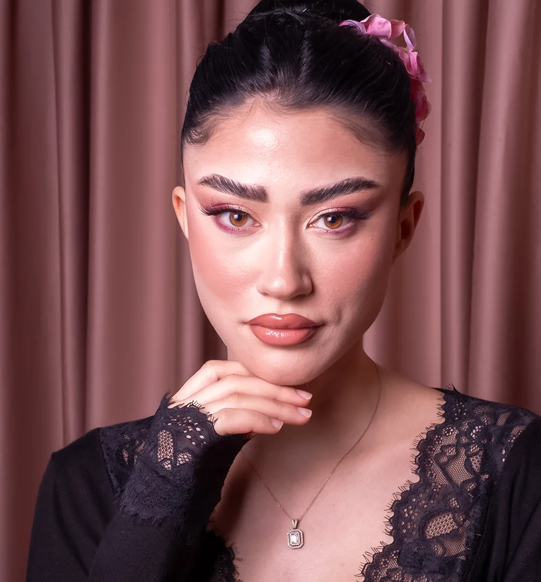 Stüdyoda hazırlanmış makyaj, pembe çiçekli saç aksesuarıyla portre